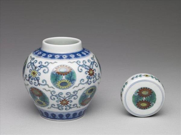 鬥彩團花紋蓋罐