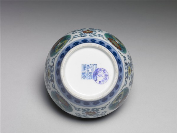 鬥彩團花紋蓋罐