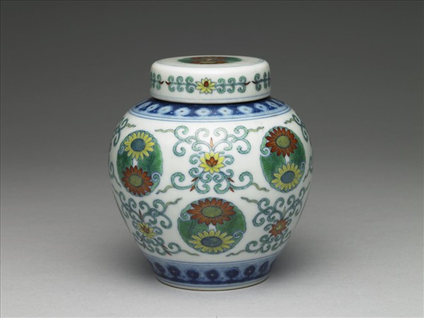 鬥彩團花紋蓋罐