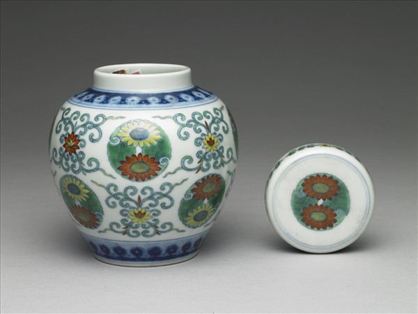 鬥彩團花紋蓋罐