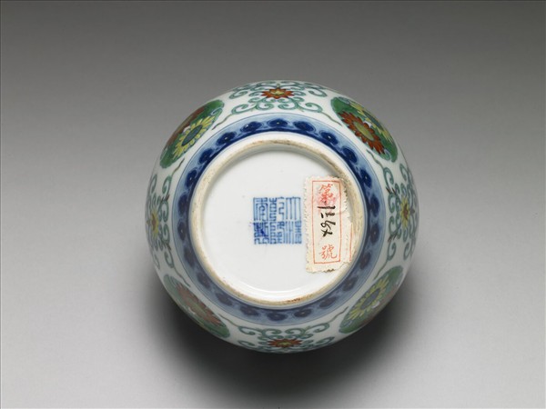 鬥彩團花紋蓋罐