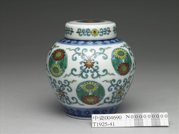 鬥彩團花紋蓋罐