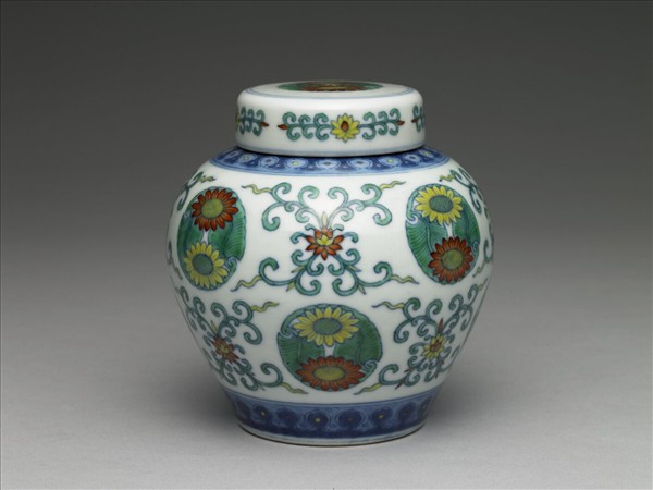 鬥彩團花紋蓋罐