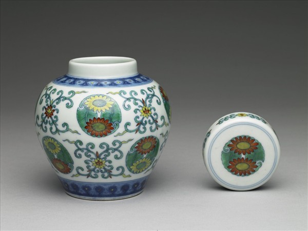 鬥彩團花紋蓋罐