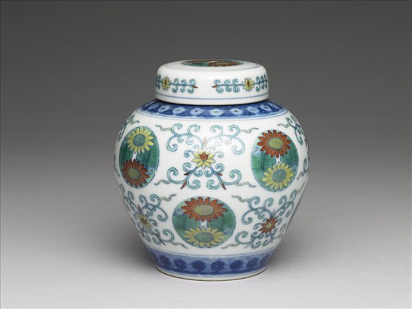 鬥彩團花紋蓋罐