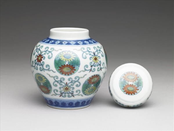 鬥彩團花紋蓋罐