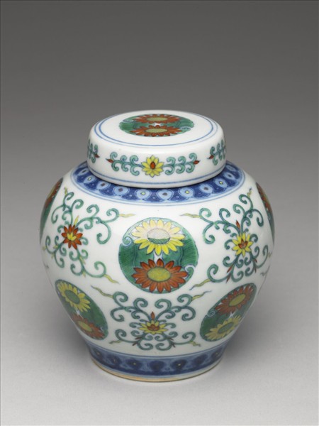 鬥彩團花紋蓋罐