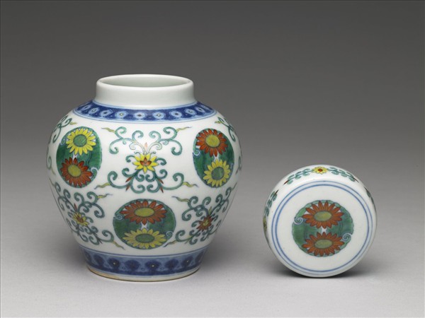 鬥彩團花紋蓋罐