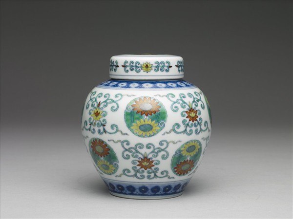 鬥彩團花紋蓋罐