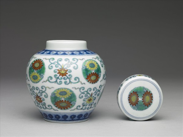 鬥彩團花紋蓋罐