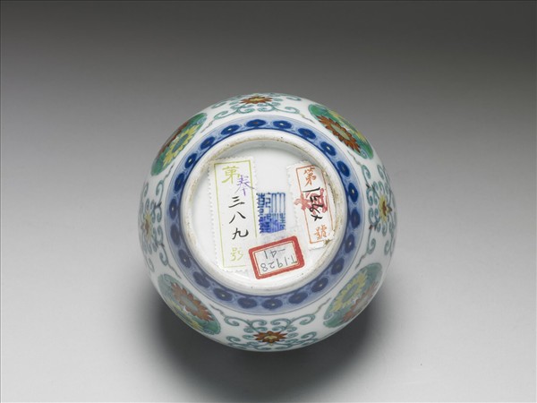 鬥彩團花紋蓋罐