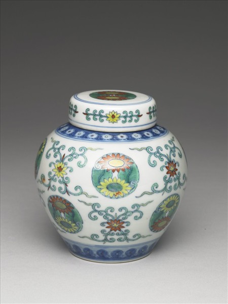 鬥彩團花紋蓋罐