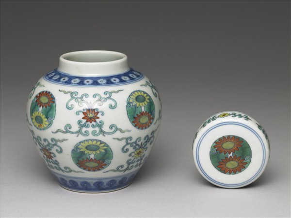 鬥彩團花紋蓋罐