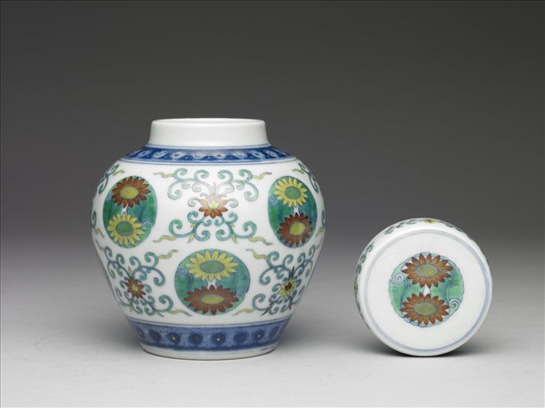 鬥彩團花紋蓋罐