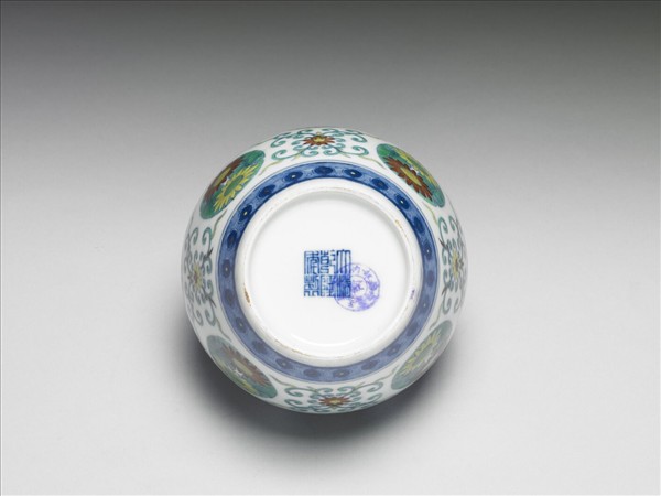 鬥彩團花紋蓋罐