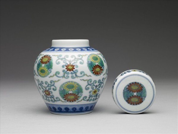 鬥彩團花紋蓋罐