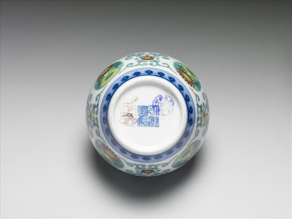 鬥彩團花紋蓋罐