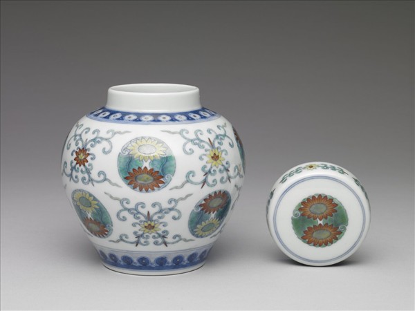 鬥彩團花紋蓋罐