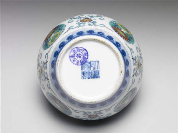 鬥彩團花紋蓋罐