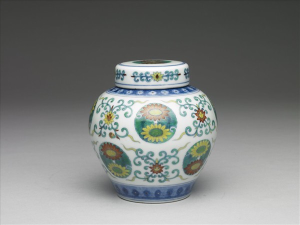 鬥彩團花紋蓋罐