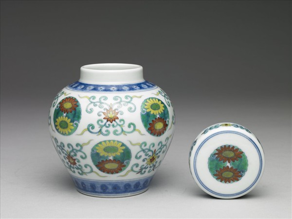 鬥彩團花紋蓋罐