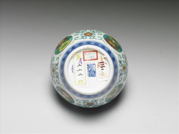 鬥彩團花紋蓋罐