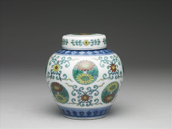 鬥彩團花紋蓋罐