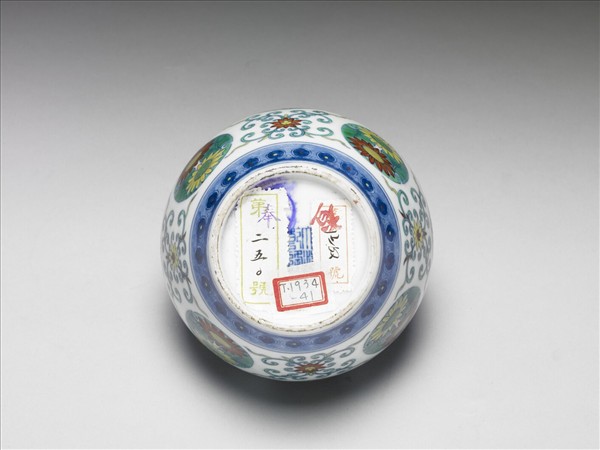 鬥彩團花紋蓋罐