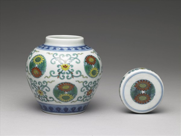 鬥彩團花紋蓋罐