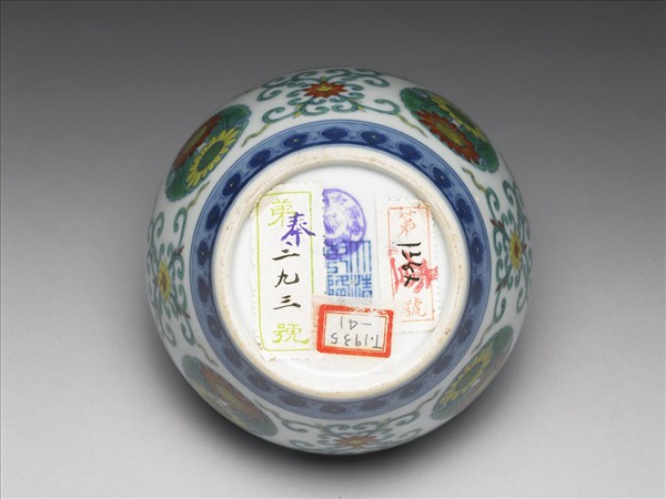 鬥彩團花紋蓋罐