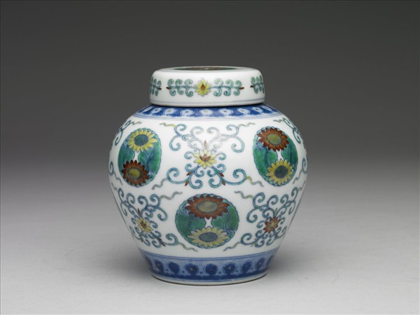 鬥彩團花紋蓋罐