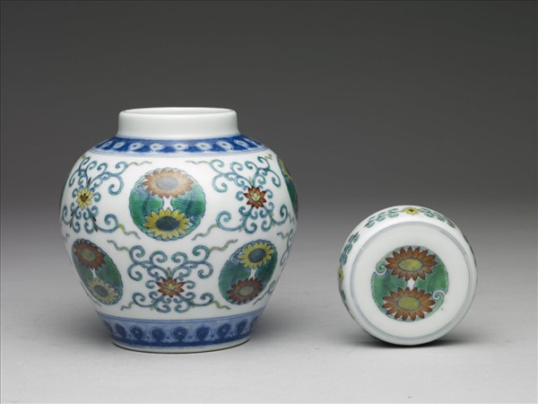 鬥彩團花紋蓋罐