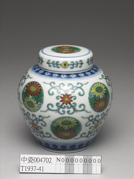 鬥彩團花紋蓋罐