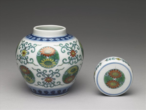 鬥彩團花紋蓋罐