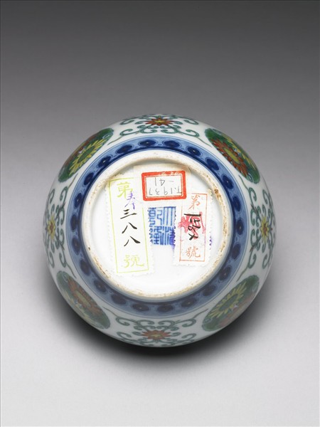 鬥彩團花紋蓋罐