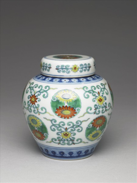 鬥彩團花紋蓋罐