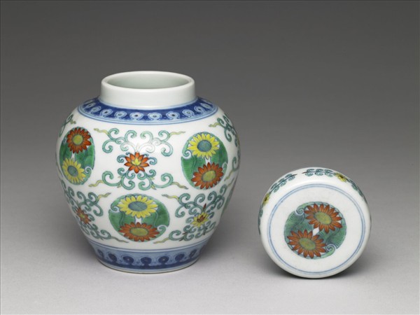 鬥彩團花紋蓋罐