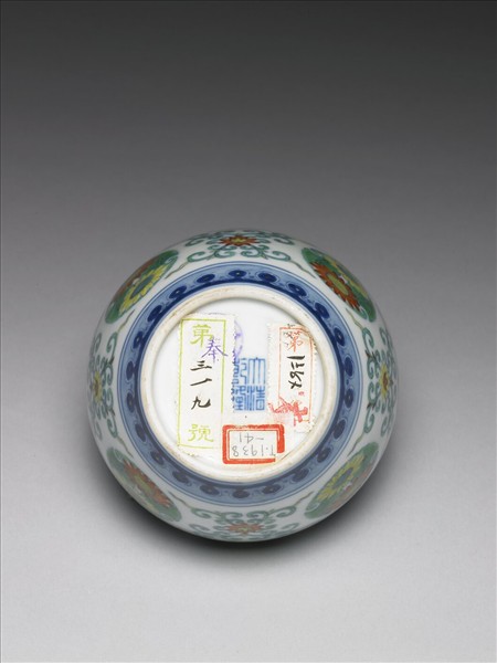 鬥彩團花紋蓋罐