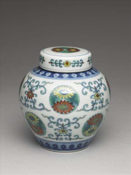 鬥彩團花紋蓋罐
