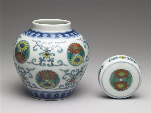 鬥彩團花紋蓋罐