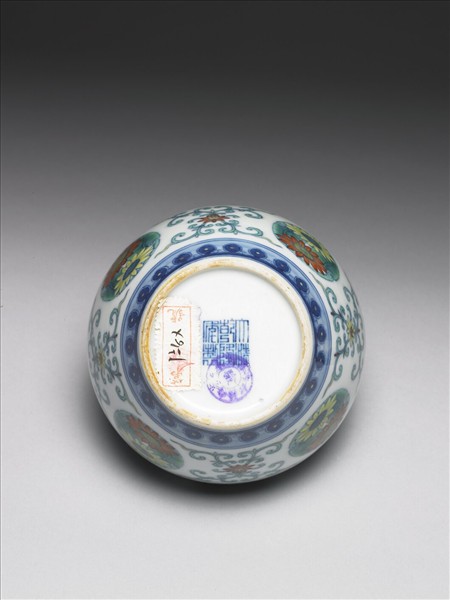 鬥彩團花紋蓋罐