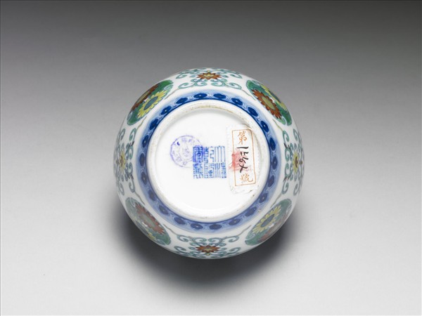 鬥彩團花紋蓋罐