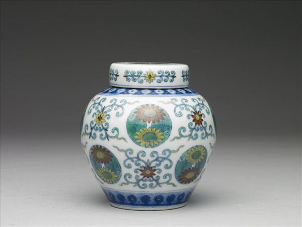 鬥彩團花紋蓋罐