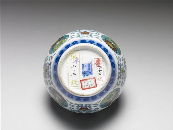 鬥彩團花紋蓋罐