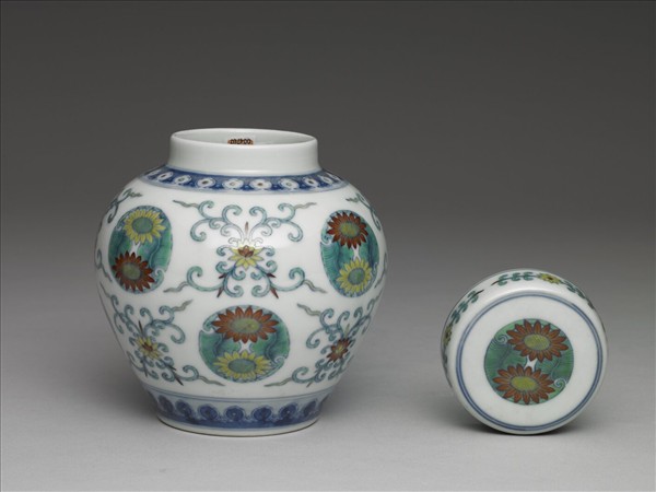 鬥彩團花紋蓋罐