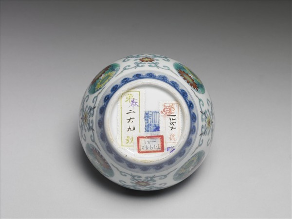 鬥彩團花紋蓋罐