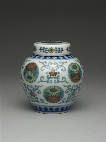 鬥彩團花紋蓋罐