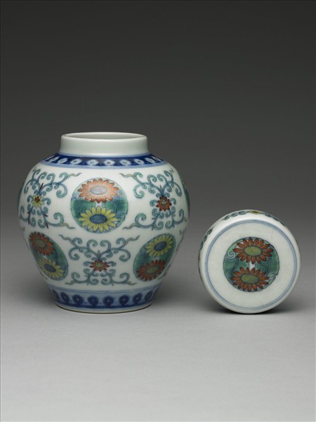 鬥彩團花紋蓋罐