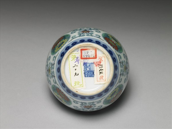 鬥彩團花紋蓋罐