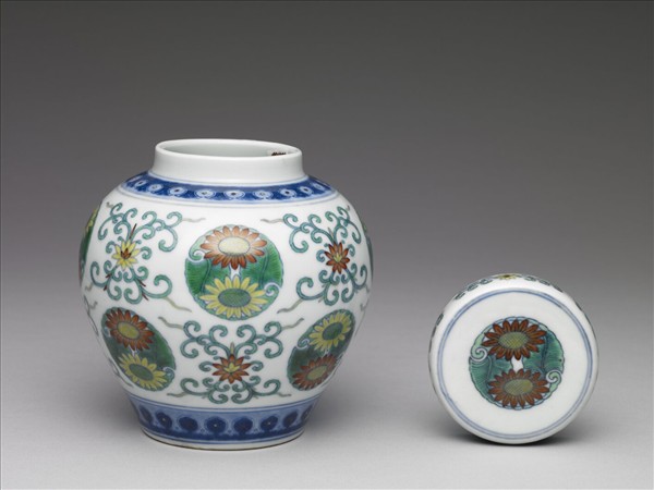 鬥彩團花紋蓋罐